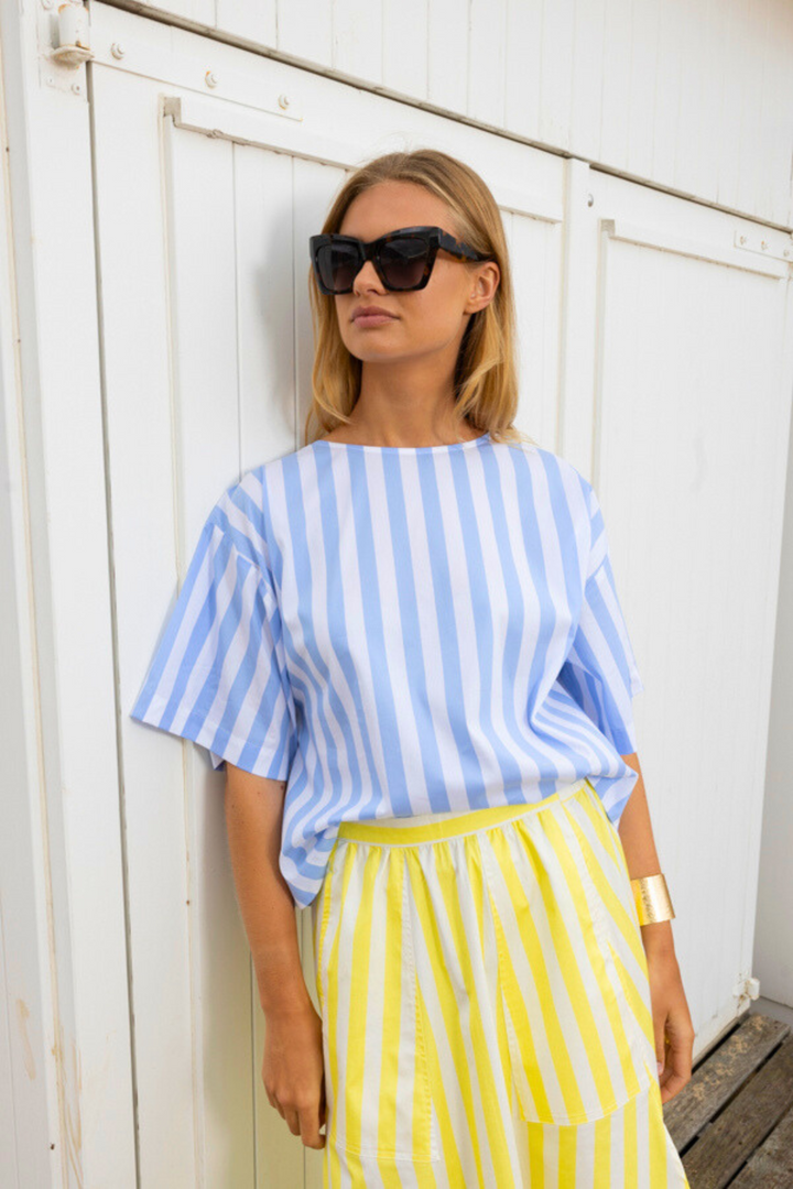 Relax chic top with V blue stripe