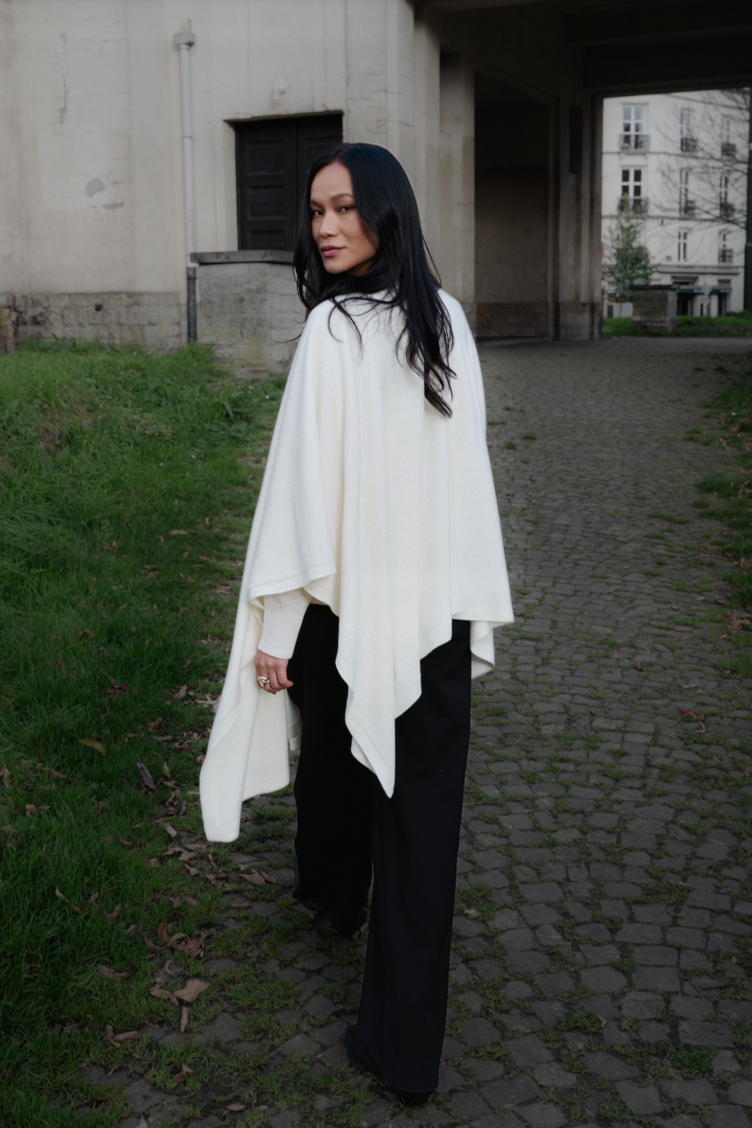 Chloe Cape in cashmere mix milk