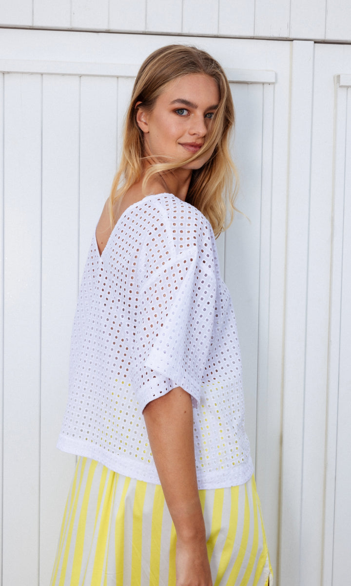 Relax chic top Emilie with V white Broderie